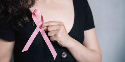 Can a menopause specialist help manage hot flashes after breast cancer treatment